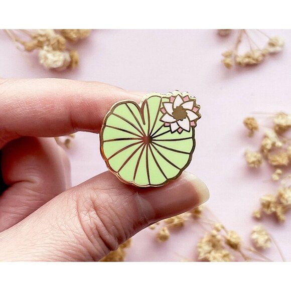 Water Lily Pad Enamel Pin - Gold Plated Brooch - Nature & Garden Jewelry - Picture 9 of 11